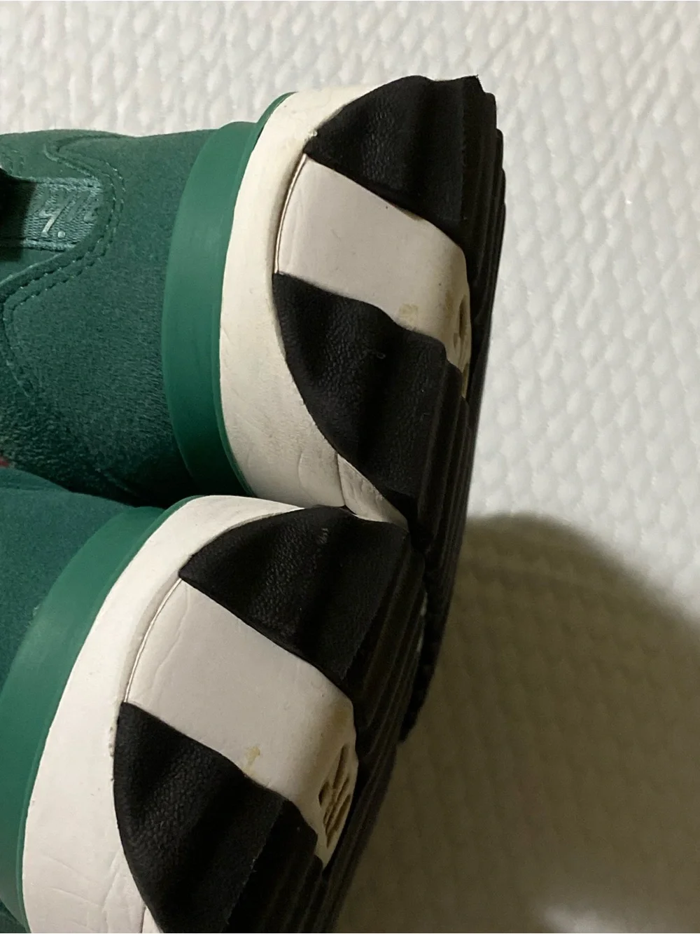 Nike Men’s Green & Coral Retro Low-Top Sneakers